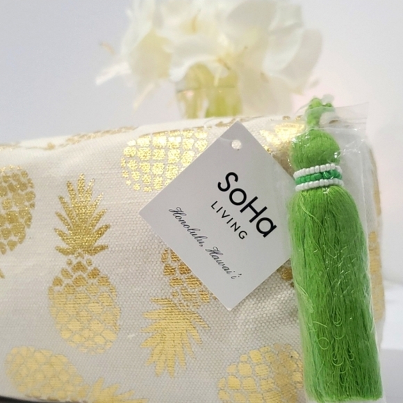 Soha (Hawaii) Living Metallic Gold Pineapple Toiletries Travel Bag with … - Picture 2 of 5